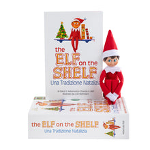 Carica l&#39;immagine nel visualizzatore di Gallery, The Elf on the Shelf: una tradizione natalizia - Libro illustrato ed elfo
