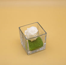 Carica l&#39;immagine nel visualizzatore di Gallery, Bomboniera con Rosa Stabilizzata e Sabbia Verde in Cubotto di Vetro

